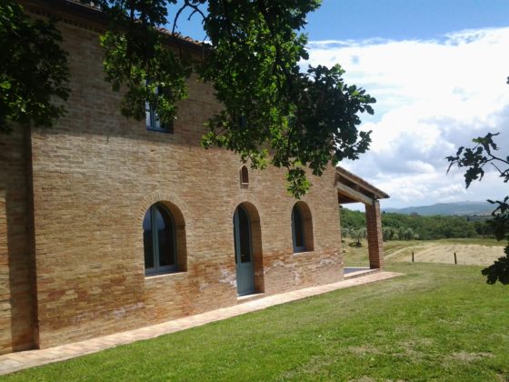 SAN GIOVANNI D’ASSO, LA VISTA: FARMHOUSE WITH ENCHANTING, MAGNIFICENT VIEWS €1.100.000