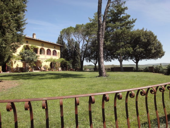 MONTALCINO, CASA DEI LILLA’ : BEAUTIFUL ELEGANT FARMHOUSE ON A DOMINANT POSITION €2.100.000