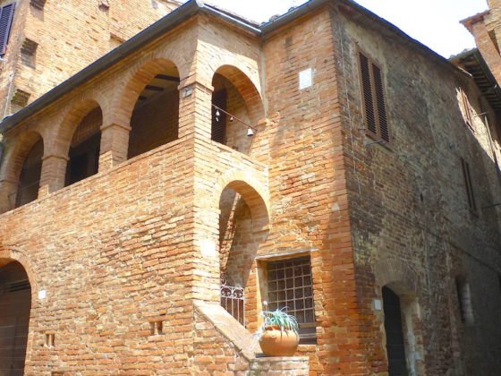 BUONCONVENTO, LA LOGGETTA: AN INTIMATE TOWNHOUSE WITH PRIVATE ANCIENT LOGGIA €130.000