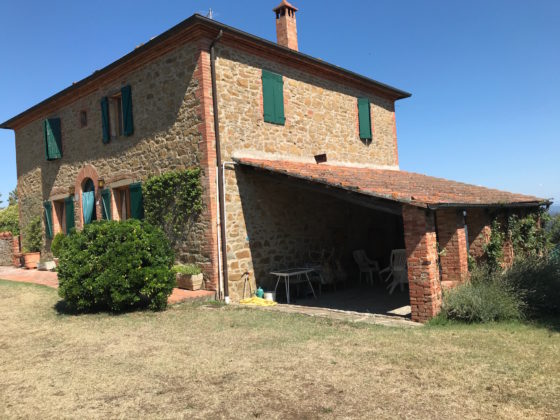 TREQUANDA, FARNESCA: A TRADITIONAL TUSCAN FARMHOUSE WITH SCENIC VIEWS €675.000