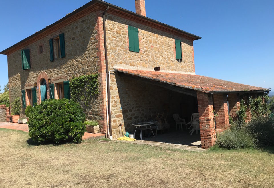 TREQUANDA, FARNESCA: A TRADITIONAL TUSCAN FARMHOUSE WITH SCENIC VIEWS €675.000