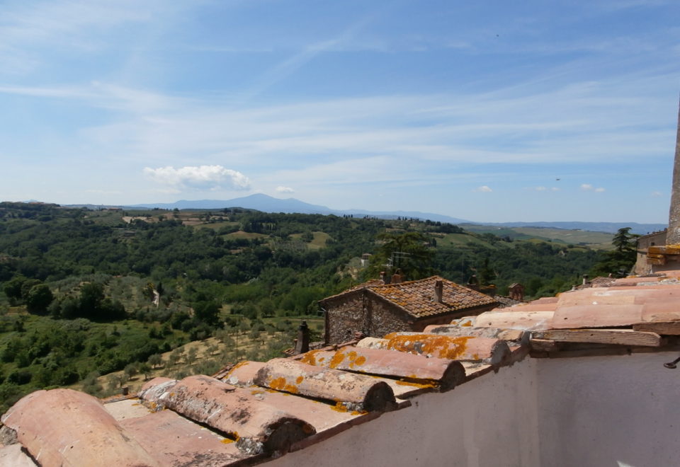 MONTISI, LA TERRAZZA: TOWNHOUSE WITH TERRACE & STUNNING VIEWS €200.000