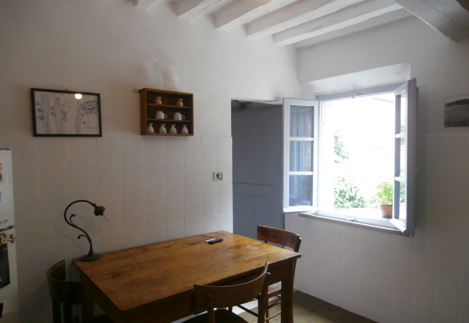 SAN GIOVANNI D’ASSO, MONTALCINO, IL GRIFO: A SIMPLE TOWNHOUSE IN A MAGICAL HAMLET €90.000