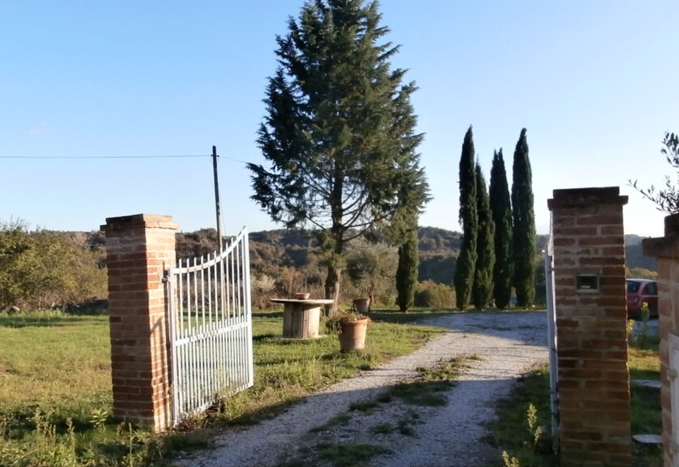 CHIUSURE, BELLA VISTA: FARMHOUSE IN FANTASTIC LOCATION, 20 ha,DRAMATIC VIEWS €750.000