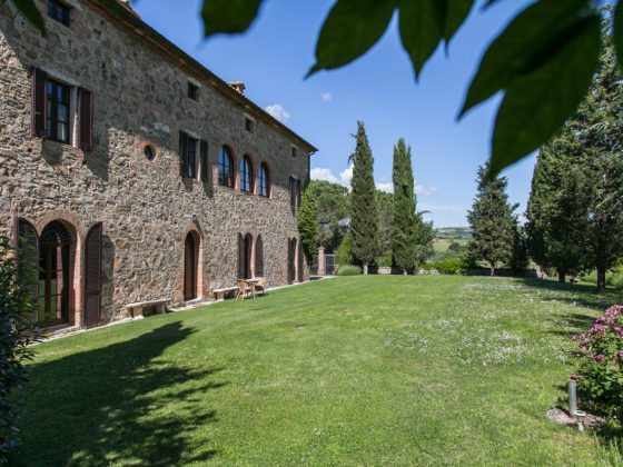 MONTALCINO, VILLA DEL BORGO: AN IMPRESSIVE ELEGANT VILLA IN A TUSCAN HAMLET