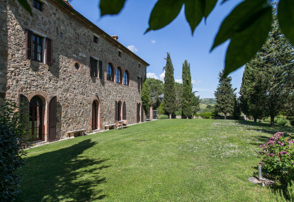 MONTALCINO, VILLA DEL BORGO: AN IMPRESSIVE ELEGANT VILLA IN A TUSCAN HAMLET