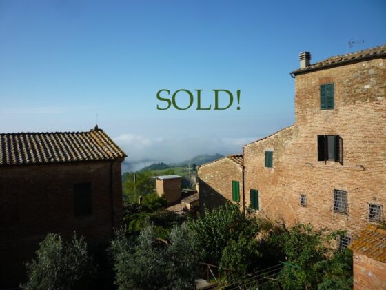SOLD!  CHIUSURE, SCALETTE ROSSE: A COMFORTABLE TOWNHOUSE WITH INCREDIBLE VIEWS