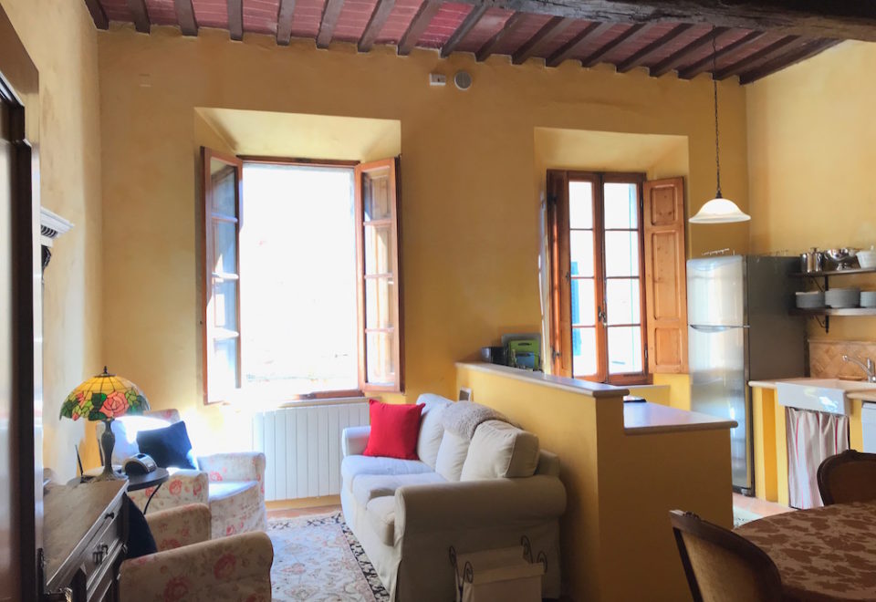 CASTELMUZIO, CASA LE VOLTE: SPACIOUS, INTIMATE ANCIENT TERRACED TOWNHOUSE  €365.000