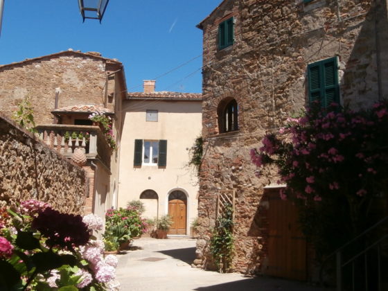CASTELMUZIO, CASA DEL VICOLO: A CHARMING AND INTIMATE TOWNHOUSE WITH A VIEW €145.000
