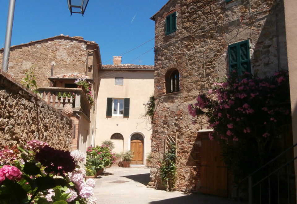 CASTELMUZIO, CASA DEL VICOLO: DELIZIOSA, INTIMA CASA D’EPOCA CON VISTA €145.000