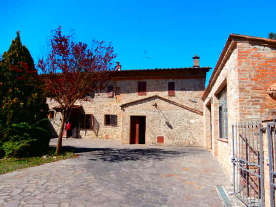 SAN GIOVANNI D’ASSO, MONTALCINO, VERNINA: DELIZIOSA CASA DI CAMPAGNA CON GIARDINO €335.000