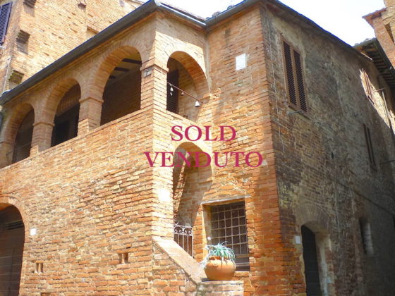 BUONCONVENTO, LA LOGGETTA: AN INTIMATE TOWNHOUSE WITH PRIVATE ANCIENT LOGGIA €130.000