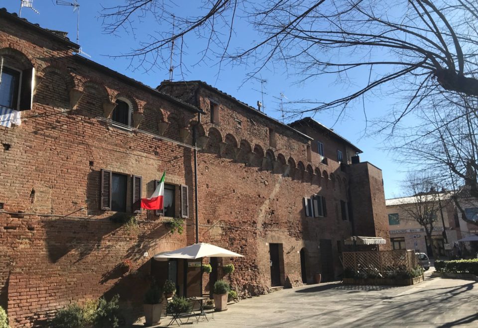 BUONCONVENTO, LE MURA: A COMFORTABLE APARTMENT NESTLED IN THE MEDIEVAL WALLS € 135.000