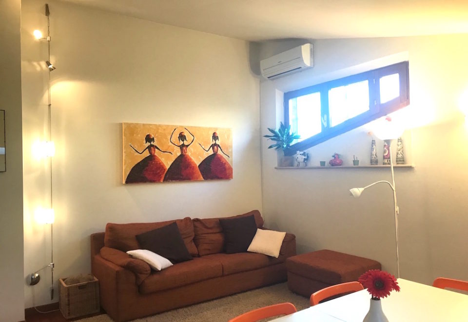 BUONCONVENTO: A COSY, BRIGHT ATTIC APARTMENT IN A PERIOD TOWNHOUSE €175.00