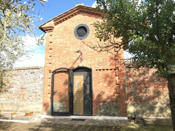 CRETE SENESI, LA PRICIPESSA: A TINY HOUSE WITH WALLED GARDEN €180.000