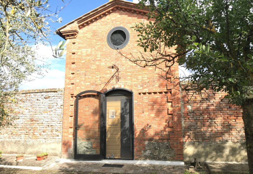 CRETE SENESI, LA PRICIPESSA: A TINY HOUSE WITH WALLED GARDEN €180.000