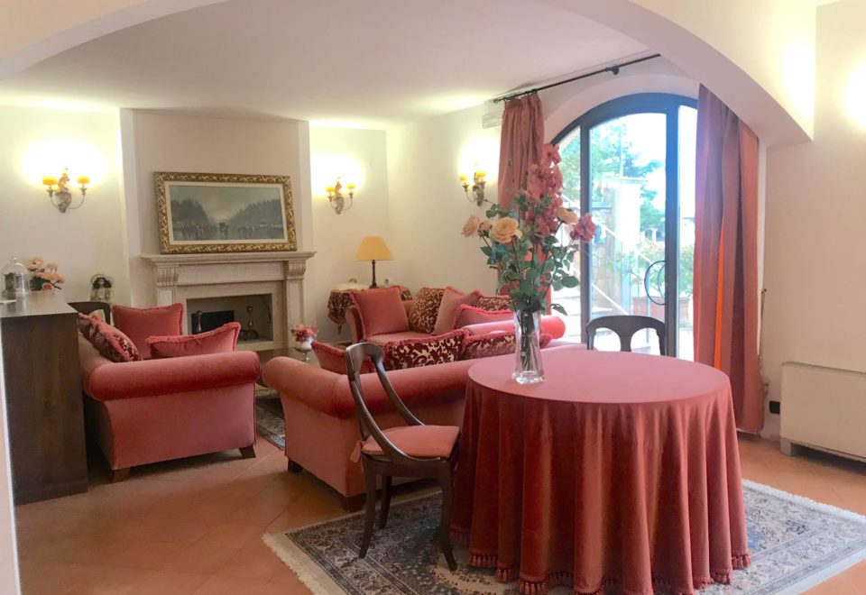 PIENZA-SIENA, LA SOSTA: A PLEASING HOTEL FOR SALE WITH GARDEN 10 BEDROOMS € 890.000