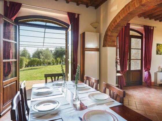 MONTALCINO, SIENA: CASA MAESTRA, UNA INVITANTE CASA INDIPENDENTE CON GIARDINO € 495.000