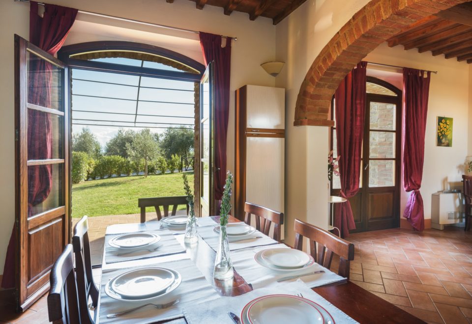 MONTALCINO, SIENA: CASA MAESTRA, UNA INVITANTE CASA INDIPENDENTE CON GIARDINO € 495.000