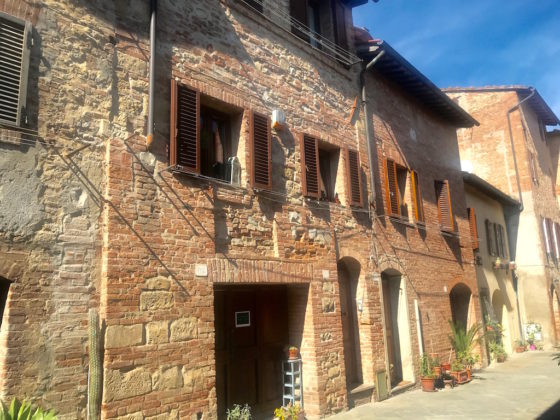 BUONCONVENTO, SIENA, CASA DEL SOLE: UNA DELIZIOSA CASA D’EPOCA INDIPENDENTE €230.000