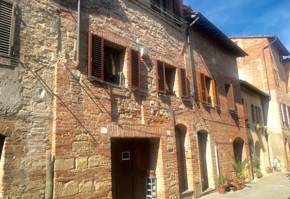 BUONCONVENTO, SIENA, CASA DEL SOLE: UNA DELIZIOSA CASA D’EPOCA INDIPENDENTE €230.000