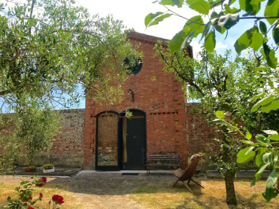 CRETE SENESI, LA PRICIPESSA: A TINY HOUSE WITH WALLED GARDEN €180.000