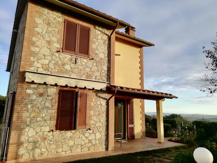 VESCOVADO DI MURLO: A COMFORTABLE TOWN HOUSE WITH PLEASING PRIVATE GARDEN €235.000