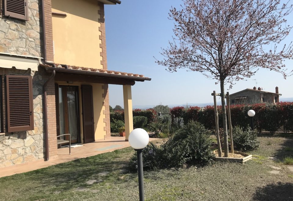 VESCOVADO DI MURLO: A COMFORTABLE TOWN HOUSE WITH PLEASING PRIVATE GARDEN €235.000