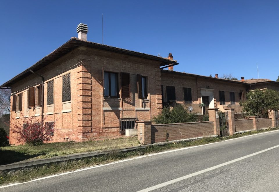 BUONCONVENTO, SIENA, CASA BIBBIA: A PLEASING CORNER HOUSE WITH VIEWS €190.000