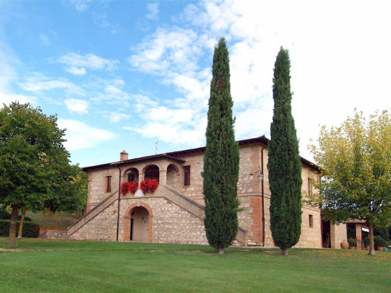 MONTALCINO, SIENA, IL CAVALIERE: INCANTEVOLE CASALE CON PISCINA E SCUDERIE PRIVATE €1.3ML