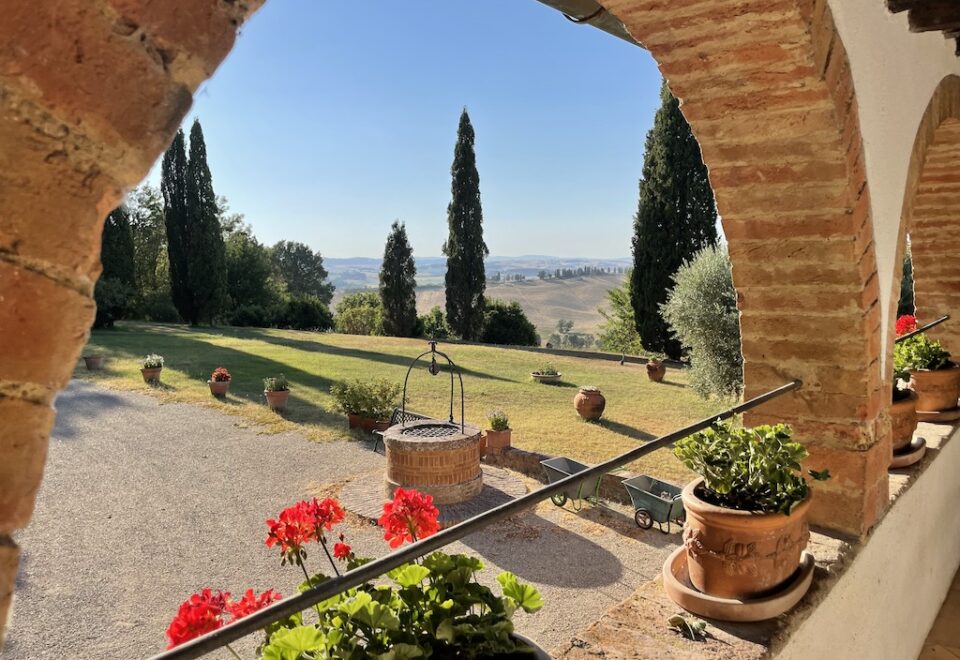 BUONCONVENTO, SIENA, IL LOGGIATO: A FASCINATING TUSCAN FARMHOUSE WITH SPLENDID VIEWS €1.480.000