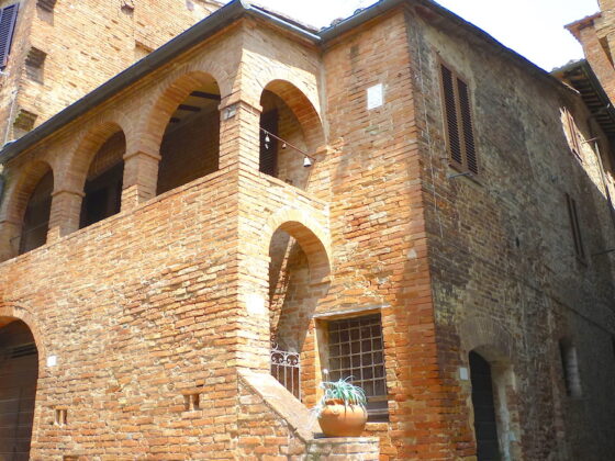 BUONCONVENTO, SIENA, LA LOGGETTA: UN’ACCOGLIENTE CASA INDIPENDENTE CON PICCOLA LOGGIA €165.000