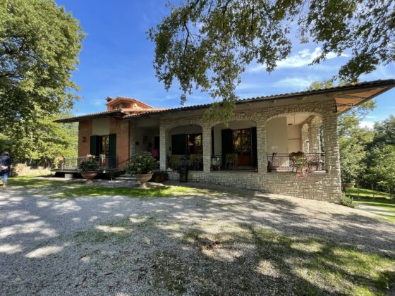 MONTEFOLLONICO, SIENA, LE NOCI: UNA LUMINOSA VILLA DI CAMPAGNA A RISPARMIO ENERGETICO €435.000