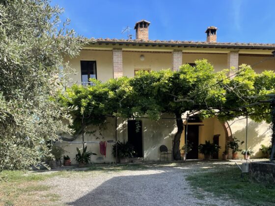 BUONCONVENTO, IL PALAZZETTO: AN AMAZING SIENESE FARMHOUSE WITH FABULOUS VIEWS € 1.050.000