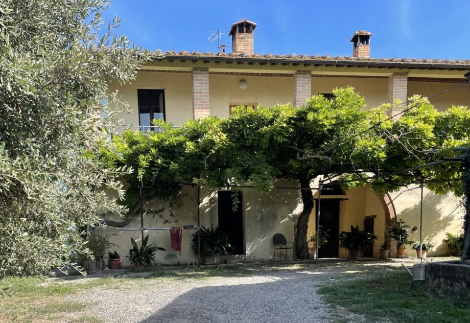 BUONCONVENTO, IL PALAZZETTO: AN AMAZING SIENESE FARMHOUSE WITH FABULOUS VIEWS € 1.050.000