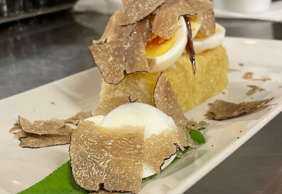 DELIZIOSO RISTORANTE IN BORGO MEDEVALE SENESE – ORA IN VENDITA € 390.000