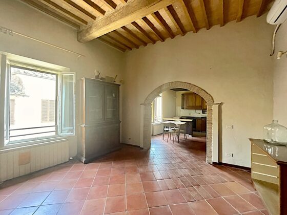 A MEDIEVAL LOFT  WITH BEAMED CEILINGS IN THE HEART OF BUONCONVENTO, SIENA, TUSCANY