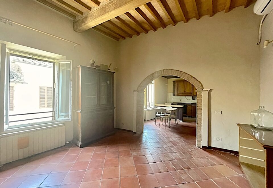 A MEDIEVAL LOFT WITH BEAMED CEILINGS IN THE HEART OF BUONCONVENTO, SIENA, TUSCANY