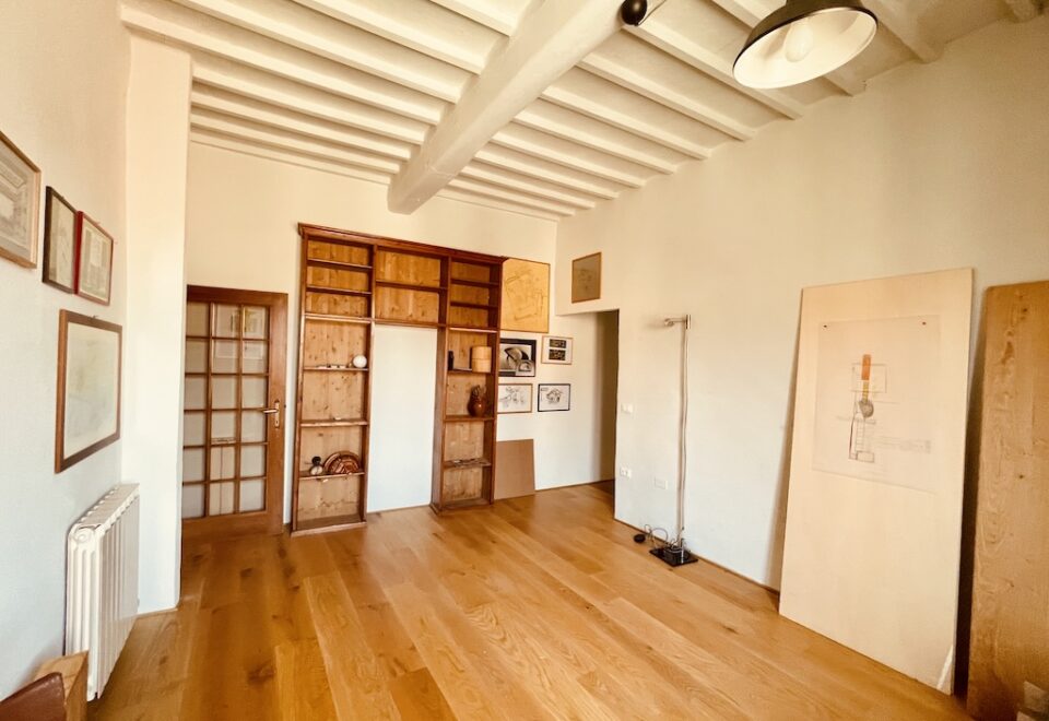 THE ARTIST’S ABODE: AN APARTMENT NESTLED WITHIN THE WALLS OF BUONCONVENTO, €155.000
