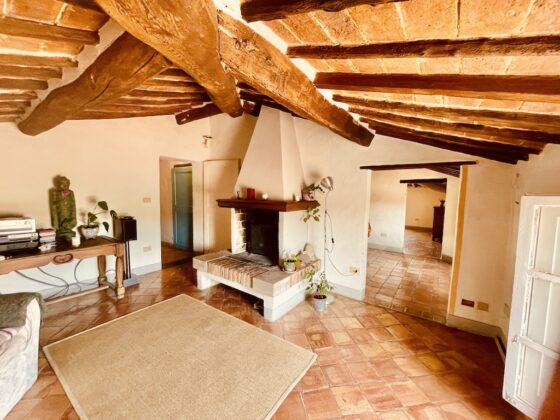 A PICTURESQUE TOP-FLOOR RETREAT OVER THE ANCIENT ROOFTOPS OF BUONCONVENTO, €168.000