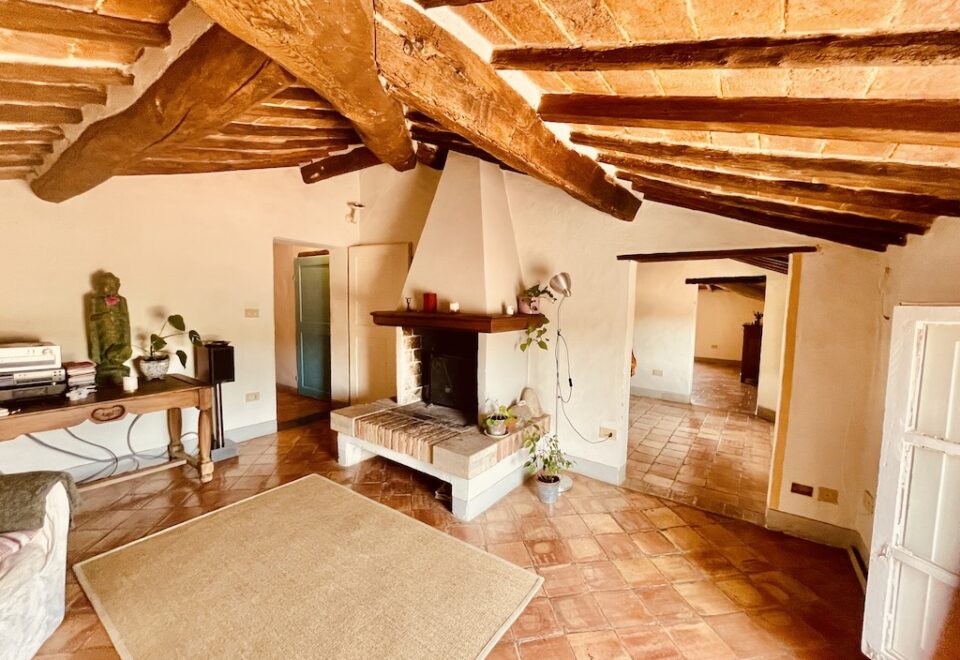 A PICTURESQUE TOP-FLOOR RETREAT OVER THE ANCIENT ROOFTOPS OF BUONCONVENTO, €168.000