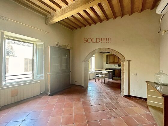 A MEDIEVAL LOFT  WITH BEAMED CEILINGS IN THE HEART OF BUONCONVENTO, SIENA, TUSCANY