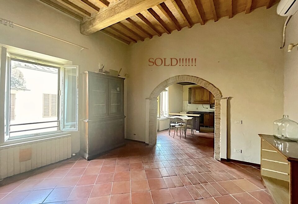 UN LOFT MEDIEVALE  CON TRAVI A VISTA NEL CUORE DI BUONCONVENTO, SIENA